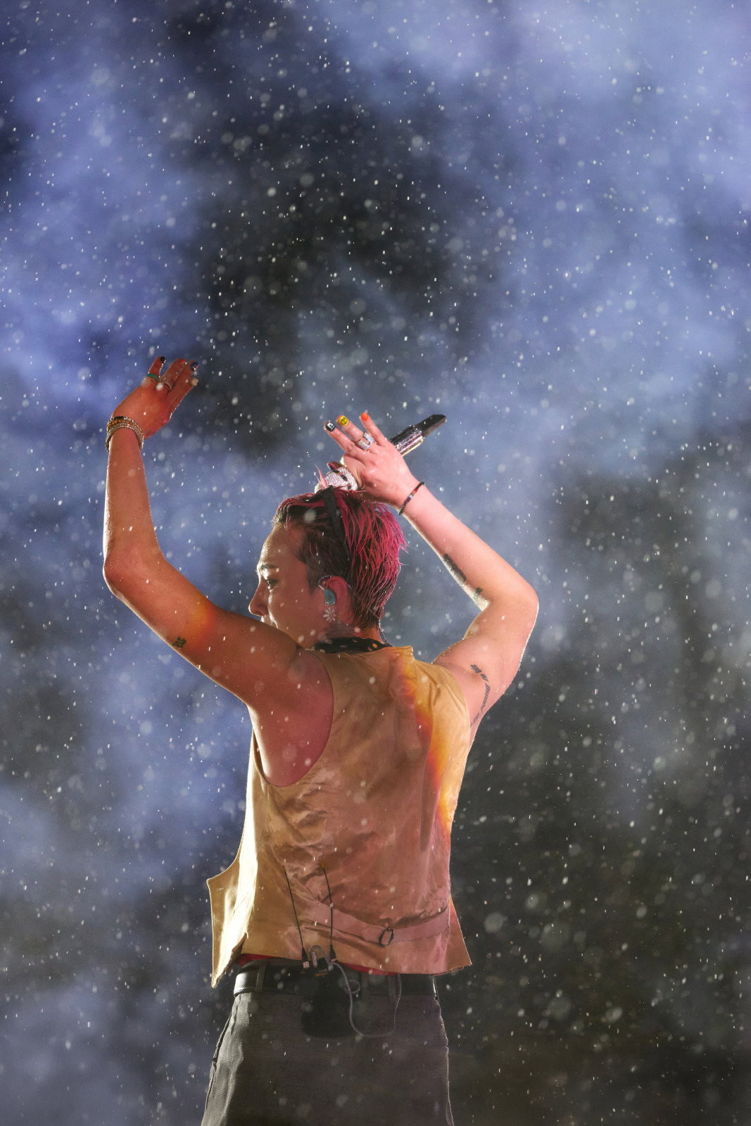 G-Dragon 'quyến rũ' 40.000 người hâm mộ bất chấp mưa lớn và nắng nóng tại Việt Nam. Anh đã xuất hiện trên sân khấu tại K-STAR SPARK IN VIETNAM 2025 được tổ chức tại Sân vận động quốc gia Mỹ Đình tại Hà Nội, Việt Nam vào ngày 21 (giờ địa phương). Buổi hòa nhạc này là lần đầu tiên G-Dragon đến Việt Nam sau khoảng 13 năm, kể từ chuyến thăm của anh ấy với Big Bang vào năm 2012. Bất chấp khí hậu nóng ẩm và mưa như trút nước ở Việt Nam, G-Dragon đã hoàn thành một sân khấu đầy nhiệt huyết và mạnh mẽ, khiến chúng ta một lần nữa cảm nhận được giá trị thực sự của 'Ông hoàng nhạc K-pop'. G-Dragon 'quyến rũ' 40.000 người hâm mộ bất chấp mưa lớn và nắng nóng tại Việt Nam. Anh đã xuất hiện trên sân khấu tại K-STAR SPARK IN VIETNAM 2025 được tổ chức tại Sân vận động quốc gia Mỹ Đình tại Hà Nội, Việt Nam vào ngày 21 (giờ địa phương). Buổi hòa nhạc này là lần đầu tiên G-Dragon đến Việt Nam sau khoảng 13 năm, kể từ chuyến thăm của anh ấy với Big Bang vào năm 2012. Bất chấp khí hậu nóng ẩm và mưa như trút nước ở Việt Nam, G-Dragon đã hoàn thành một sân khấu đầy nhiệt huyết và mạnh mẽ, khiến chúng ta một lần nữa cảm nhận được giá trị thực sự của 'Ông hoàng nhạc K-pop'.