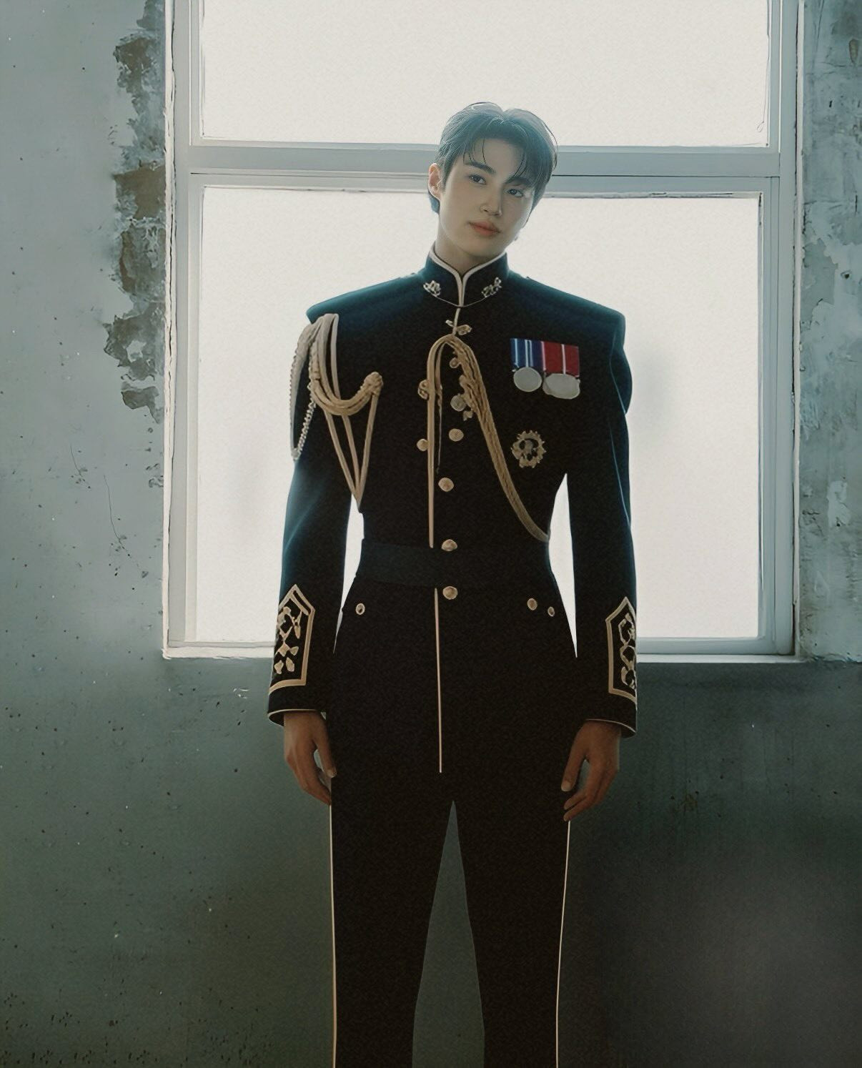 Byeon Woo Seok sẽ vào vai Lee Wan, sinh ra là con trai thứ hai của nhà vua, anh được định sẵn sẽ không có gì ngoài địa vị hoàng gia. Sau khi ẩn náu suốt cuộc đời, Lee Wan bắt đầu trải qua một sự thay đổi lớn trong cuộc đời sau khi gặp Sung Hee Joo. Byeon Woo Seok và Kim Hye Yoon đã được đề cử giải 'Nam diễn viên chính xuất sắc nhất' và 'Nữ diễn viên chính xuất sắc nhất' tại Lễ trao giải Nghệ thuật Baeksang lần thứ 61, sẽ được tổ chức vào ngày 5/5.