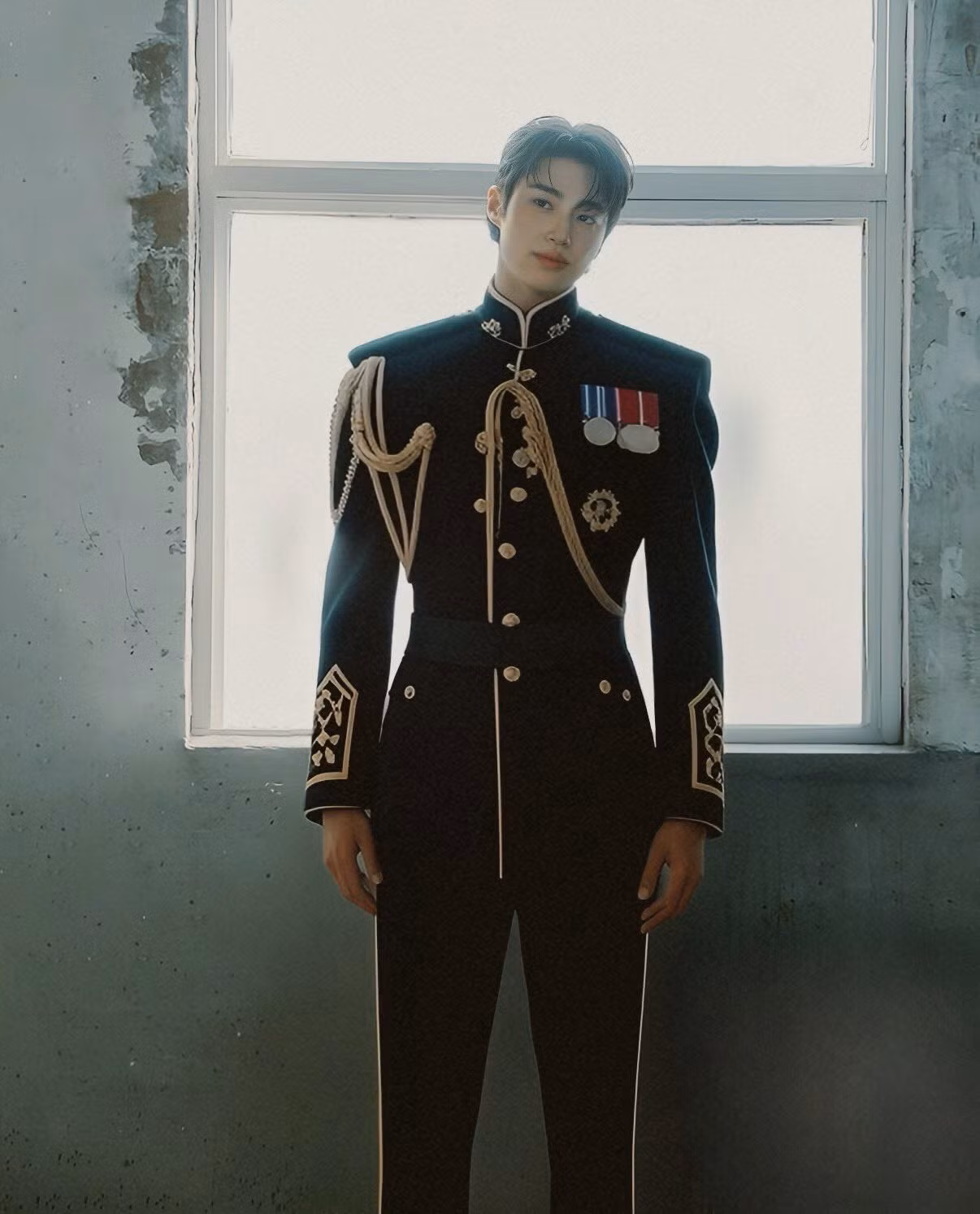 Byeon Woo Seok sẽ vào vai Lee Wan, sinh ra là con trai thứ hai của nhà vua, anh được định sẵn sẽ không có gì ngoài địa vị hoàng gia. Sau khi ẩn náu suốt cuộc đời, Lee Wan bắt đầu trải qua một sự thay đổi lớn trong cuộc đời sau khi gặp Sung Hee Joo. Byeon Woo Seok và Kim Hye Yoon đã được đề cử giải 'Nam diễn viên chính xuất sắc nhất' và 'Nữ diễn viên chính xuất sắc nhất' tại Lễ trao giải Nghệ thuật Baeksang lần thứ 61, sẽ được tổ chức vào ngày 5/5.