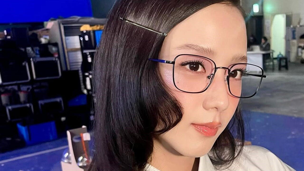 Jisoo vào vai Seo Mi Rae, một nhà sản xuất webtoon khao khát một cơ hội thứ hai cho tình yêu trong thế giới ảo. Đã quen với cuộc sống không có tình yêu, cô bất ngờ nhận được một thiết bị “Monthly Boyfriend”, cho phép cô bước vào thế giới ảo. Ở đó, cô trải qua một 'cơn sốt dopamine' phấn khích khi cô tìm lại được tình yêu thông qua những cuộc gặp gỡ với những người đàn ông hoàn hảo đến không tưởng. Thông qua nhân vật Seo Mi Rae, chị cả BLACKPINK Jisoo, người đã thể hiện sự linh hoạt của mình trong nhiều dự án khác nhau sẽ mang đến một câu chuyện dự báo vô cùng 'cuốn hút' đối với khán giả hiện đại.