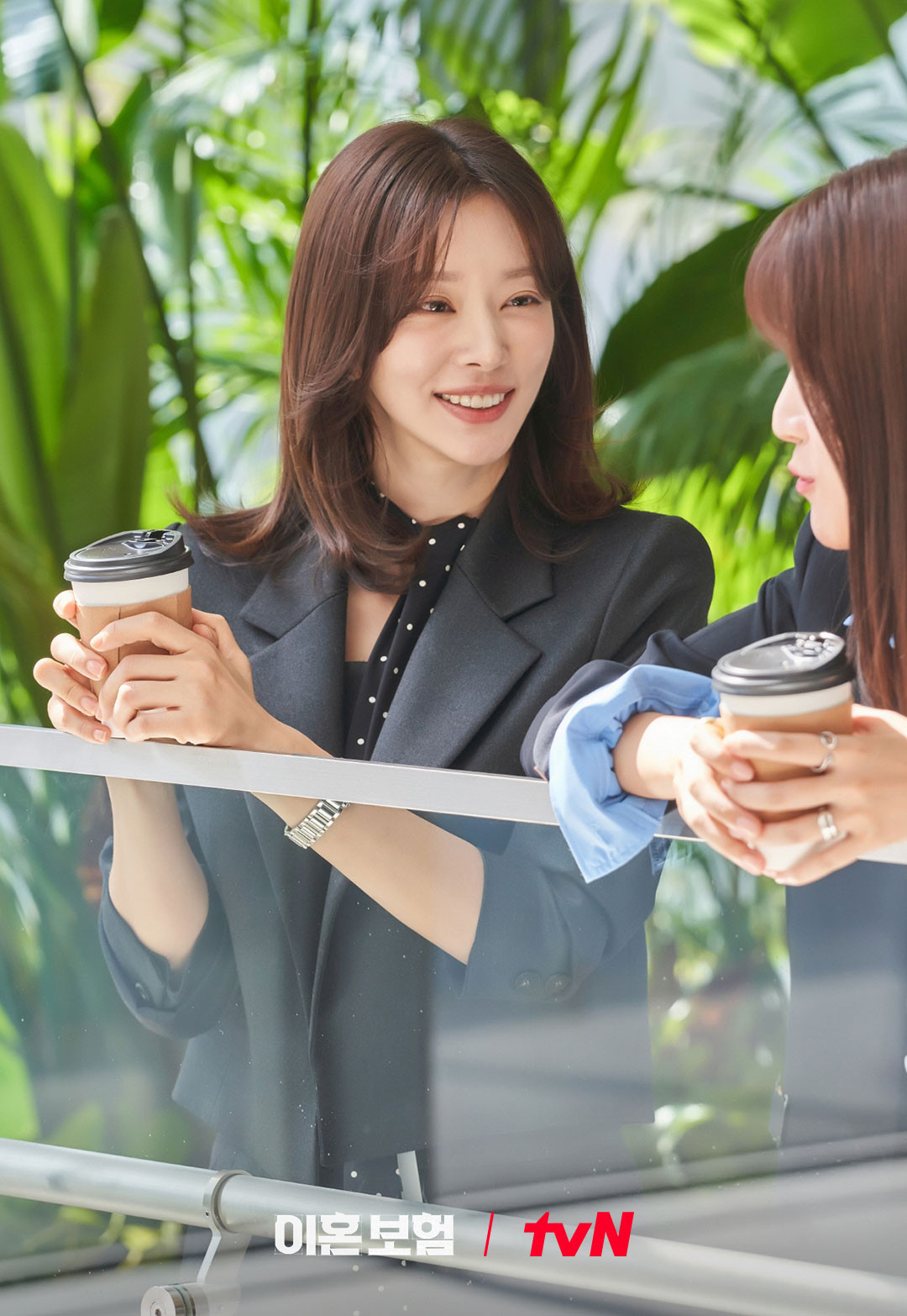 Lee Joo Bin vào vai Kang Han Deul, một nhân viên bảo hiểm quyết định bắt đầu một chương hoàn toàn mới trong cuộc đời sau khi ly hôn. Quyết tâm trở thành một người hoàn toàn khác, Kang Han Deul cuối cùng đã gia nhập đội đặc nhiệm bảo hiểm ly hôn của Noh Ki Jun. Chia sẻ về lý do bị thu hút bởi The Divorce Insurance, Lee Joo Bin cho hay: "Tôi thấy chủ đề mới mẻ và cấu trúc cốt truyện độc đáo hấp dẫn, không sáo rỗng. Bộ phim là sự kết hợp hoàn hảo giữa vui nhộn và thực tế nghiêm túc. Sau khi biết đạo diễn và các diễn viên khác là ai, tôi càng muốn tham gia bộ phim hơn nữa".