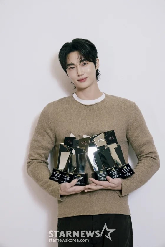 Byeon Woo Seok tiếp tục giữ vững ngôi đầu danh sách trong tháng này với chỉ số danh tiếng thương hiệu là 3.336.641, đánh dấu mức tăng 8,71% trong số điểm của anh kể từ tháng 12/2024. Tại lễ trao giải AAA 2024 được tổ chức tại Bangkok, Thái Lan vào ngày 27/12/2024 (giờ địa phương), Byun Woo Seok đã giành giải 'Nam diễn viên chính xuất sắc nhất năm', tương đương với 'Giải thưởng lớn', cũng như 'Giải thưởng phổ biến AAA', 'Giải thưởng người nổi tiếng châu Á AAA', 'Giải thưởng nghệ sĩ xuất sắc nhất' và 'Giải cặp đôi xuất sắc nhất' và 'Giải nhạc phim hay nhất'. Byeon Woo Seok cũng đứng thứ hai trong bảng xếp hạng nam diễn viên chính tuần thứ tư của tháng 1/2025 của Star Rankings. Byeon Woo Seok tiếp tục giữ vững ngôi đầu danh sách trong tháng này với chỉ số danh tiếng thương hiệu là 3.336.641, đánh dấu mức tăng 8,71% trong số điểm của anh kể từ tháng 12/2024. Tại lễ trao giải AAA 2024 được tổ chức tại Bangkok, Thái Lan vào ngày 27/12/2024 (giờ địa phương), Byun Woo Seok đã giành giải 'Nam diễn viên chính xuất sắc nhất năm', tương đương với 'Giải thưởng lớn', cũng như 'Giải thưởng phổ biến AAA', 'Giải thưởng người nổi tiếng châu Á AAA', 'Giải thưởng nghệ sĩ xuất sắc nhất' và 'Giải cặp đôi xuất sắc nhất' và 'Giải nhạc phim hay nhất'. Byeon Woo Seok cũng đứng thứ hai trong bảng xếp hạng nam diễn viên chính tuần thứ tư của tháng 1/2025 của Star Rankings.