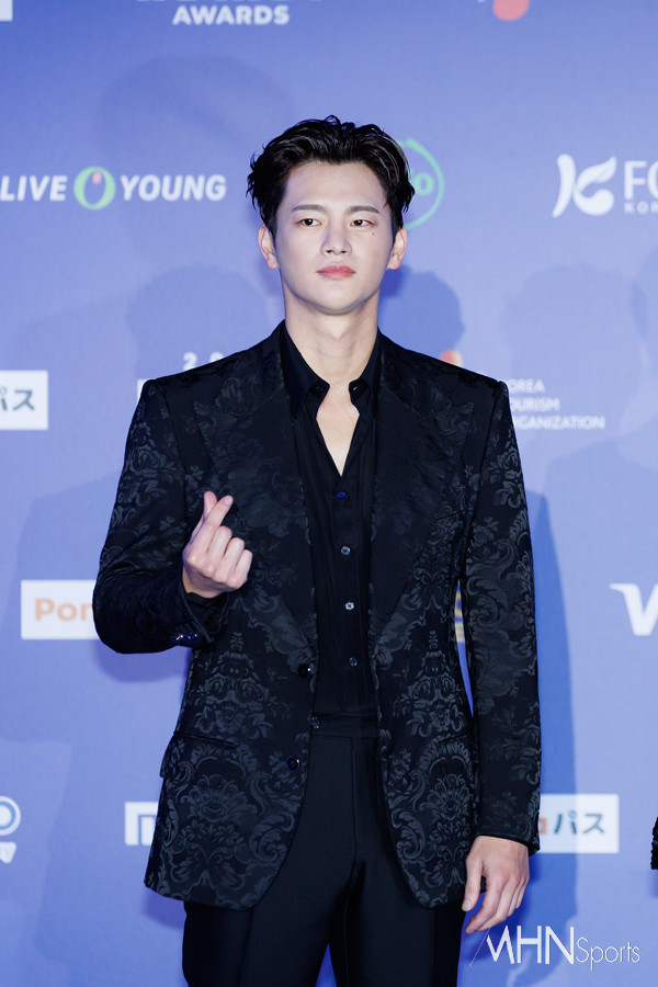 Seo In Guk vào vai Park Kyeong Nam, một nhà sản xuất webtoon và là đồng nghiệp kiêm đối thủ của Seo Mi Rae. Với Mi Rae, anh là người cuối cùng cô muốn gặp, nhưng ở văn phòng, anh được biết đến là một trong những người giỏi nhất. Mặc dù anh có vẻ lạnh lùng và ích kỷ, nhưng lại đang che giấu một bí mật đáng ngạc nhiên làm tăng thêm sự hấp dẫn. Người hâm mộ háo hức muốn thấy Seo In Guk đưa Park Kyeong Nam vào cuộc sống, một nhân vật được thiết lập để làm rung chuyển thế giới của Mi Rae.