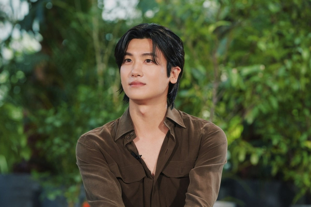 Từ những ngày còn là thành viên của Children of Empire ( ZE:A), nơi Park Hyung Sik được chọn làm thần tượng khi chơi trong một ban nhạc từ hồi trung học với 9 thành viên sống chung ở nơi chỉ có 1 phòng tắm, rồi đi lính, đến việc trở thành một diễn viên với kỹ năng diễn xuất tuyệt vời cùng cát sê 500 triệu won cho mỗi tập phim, Park Hyung Sik cho biết mình luôn chỉ chạy về phía trước mà không ngoảnh lại nhìn. Chính tâm niệm "điều quan trọng nhất là bạn coi hạnh phúc là gì. Bạn tự đặt ra tiêu chuẩn của riêng mình" đã dẫn dắt nam diễn viên đi đến thành công với vai diễn đầy đam mê trong Buried Hearts.