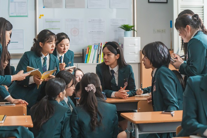 Hyeri, người đóng vai một nữ sinh trung học thông minh và tự tin trong cả Schoolgirl Detectives và Reply 1988, nhớ lại: "Thành thật mà nói, đã gần 10 năm, kể từ lần cuối tôi đóng vai học sinh trung học. Khi đọc kịch bản, tôi nghĩ: 'Đã từng có bộ phim nào như thế này ở đất nước mình chưa?'. Tôi không thường dùng những biểu cảm như vậy, nhưng tôi thực sự không thể tìm ra cách nào khác để diễn đạt. Nhân vật Jae Yi của tôi cực kỳ láo xược, thật thú vị khi thấy ham muốn được thể hiện một cách 'trắng trợn' như vậy. Và loại ham muốn thô sơ, không được lọc đó hiếm khi được miêu tả ở Hàn Quốc, điều đó khiến nó trở nên hấp dẫn hơn. Bạn biết đấy, trong tất cả các vai diễn mà tôi đã đảm nhận cho đến nay, các nhân vật của tôi luôn có một khía cạnh ấm áp. Nhưng ngược lại, nhân vật Yoo Jae Yi lại toàn là những góc cạnh sắc sảo. Vì vậy, tôi đã dành nhiều thời gian để suy nghĩ về những phần nào trong bản thân mình mà tôi cần khai thác để làm nổi bật những góc cạnh sắc sảo đó".