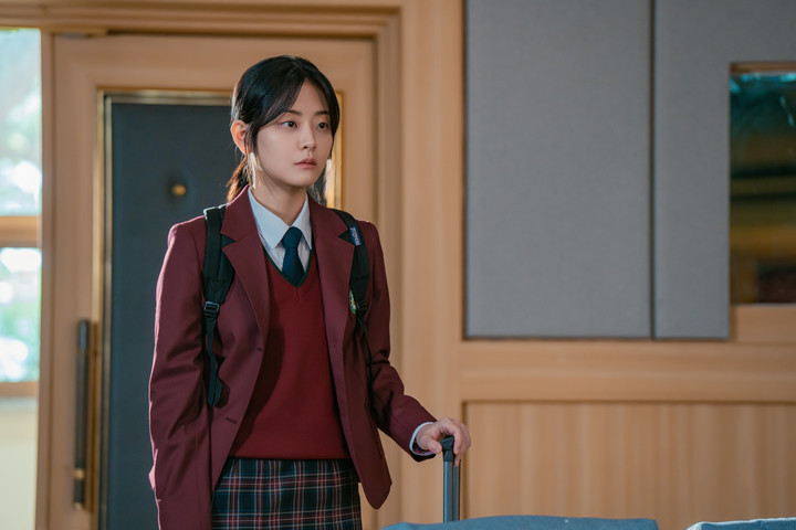 Jung Soo Bin, người đã vào vai học sinh trung học trong nhiều tác phẩm khác nhau, bao gồm cả bộ phim truyền hình đầu tay Live On, chia sẻ: "Nhân vật Seul Gi của tôi khá khác so với những nhân vật tôi đã từng đóng trước đây. Có rất nhiều cảnh hấp dẫn trong phim và khi quay những cảnh đó, gặp gỡ nhân vật Jae Yi, tôi đã trải nghiệm những điều hoàn toàn mới. Ngoài ra, việc vào vai một nhân vật học ở trường toàn nữ là một sự thay đổi lớn đối với tôi".