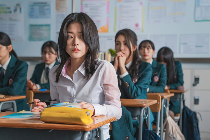 Jung Soo Bin vào vai Woo Seul Gi, một học sinh chuyển trường bị vướng vào tham vọng thầm kín của các bạn cùng lớp và bí mật đằng sau cái chết bí ẩn của cha cô, một cựu giám khảo kỳ thi tuyển sinh đại học.