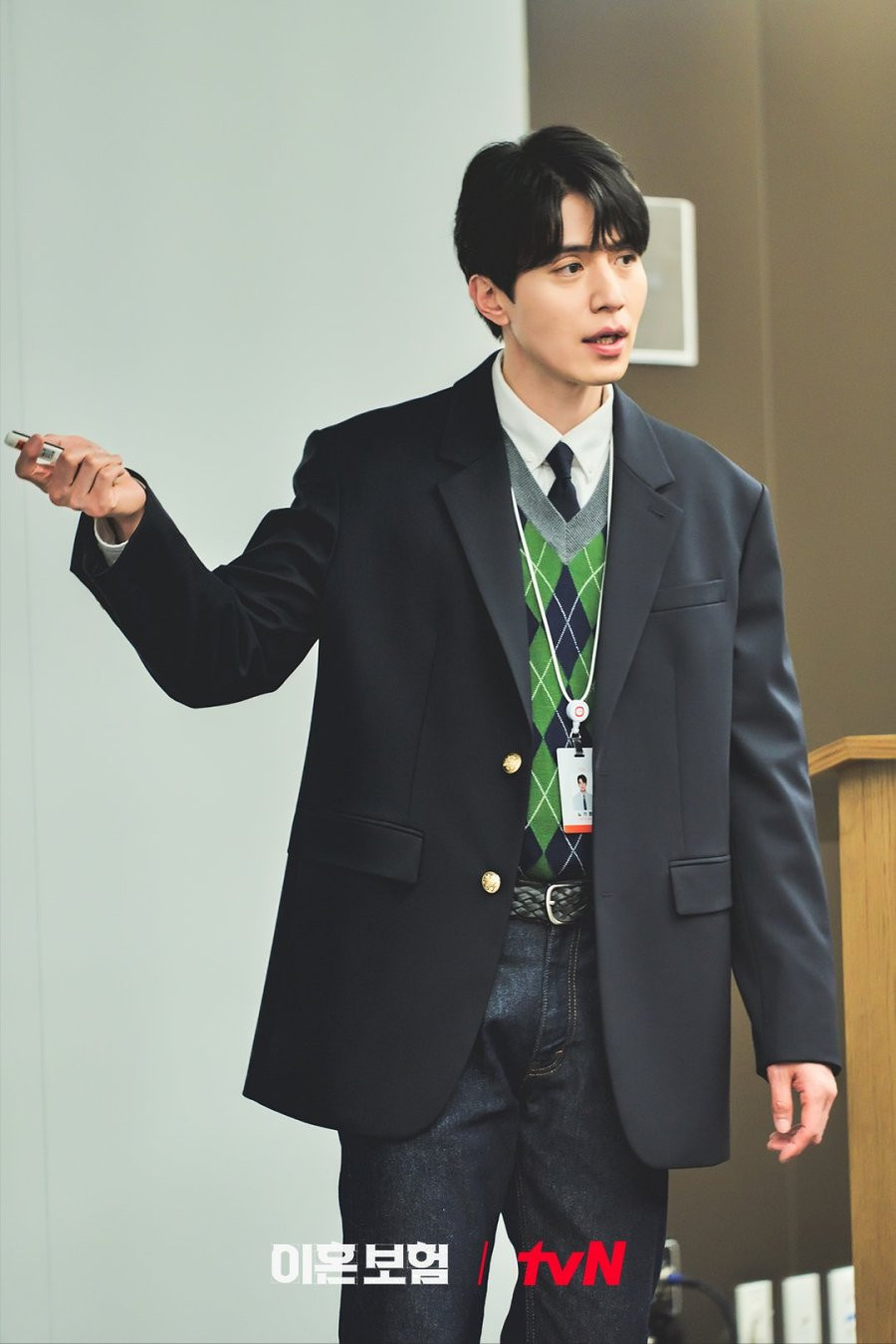 Lee Dong Wook vào vai No Ki Joon, một chuyên gia bảo hiểm đã trải qua 3 lần ly hôn. Sử dụng kinh nghiệm cá nhân, anh đề xuất ý tưởng đột phá về bảo hiểm ly hôn, một chính sách không giống bất kỳ chính sách nào khác. Nam diễn viên chia sẻ lý do bị thu hút bởi bộ phim này: "Tôi bị thu hút bởi khái niệm độc đáo về bảo hiểm ly hôn và lời thoại dí dỏm của biên kịch. Nhân vật No Ki Joon là một người chu đáo, ân cần và trung thành. Tôi muốn anh ấy trở nên đáng yêu".