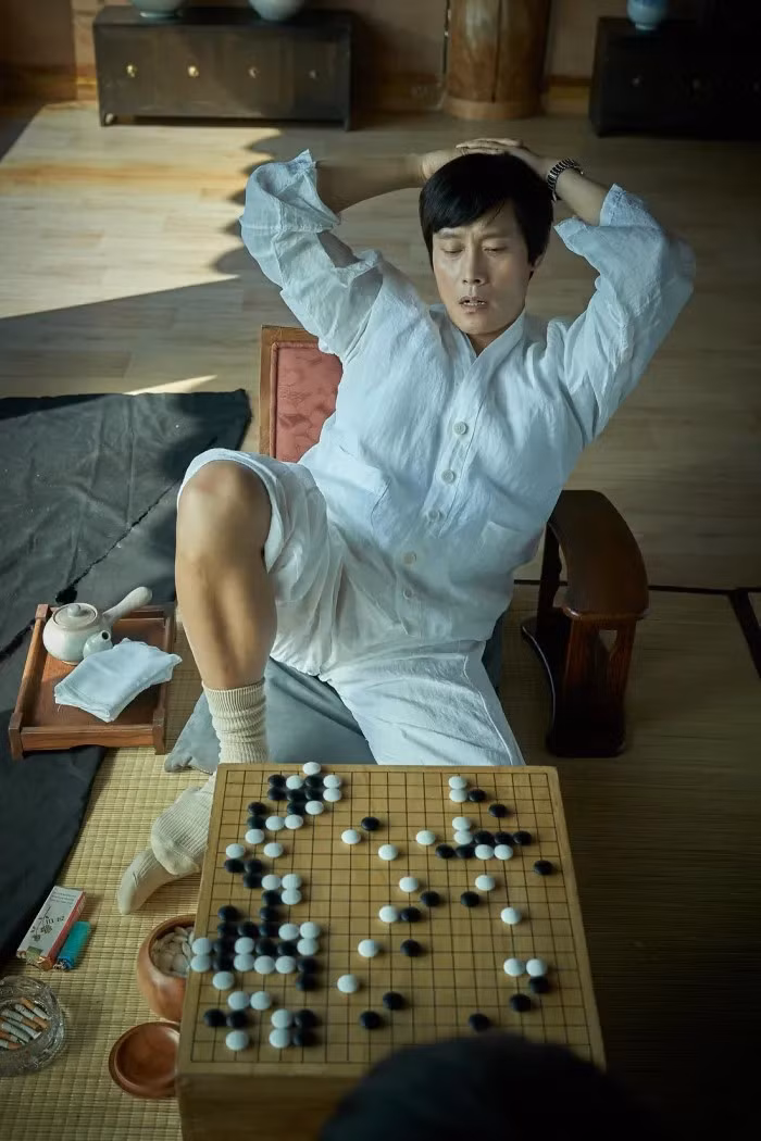 Nam diễn viên Lee Byung Hun được cho là nhập vai xuất thần kỳ thủ đẳng cấp 9, Cho Hun Hyun từ điệu bộ, thần thái, vẻ ngoài và cả cử chỉ. Nam diễn viên Lee Byung Hun được cho là nhập vai xuất thần kỳ thủ đẳng cấp 9, Cho Hun Hyun từ điệu bộ, thần thái, vẻ ngoài và cả cử chỉ.