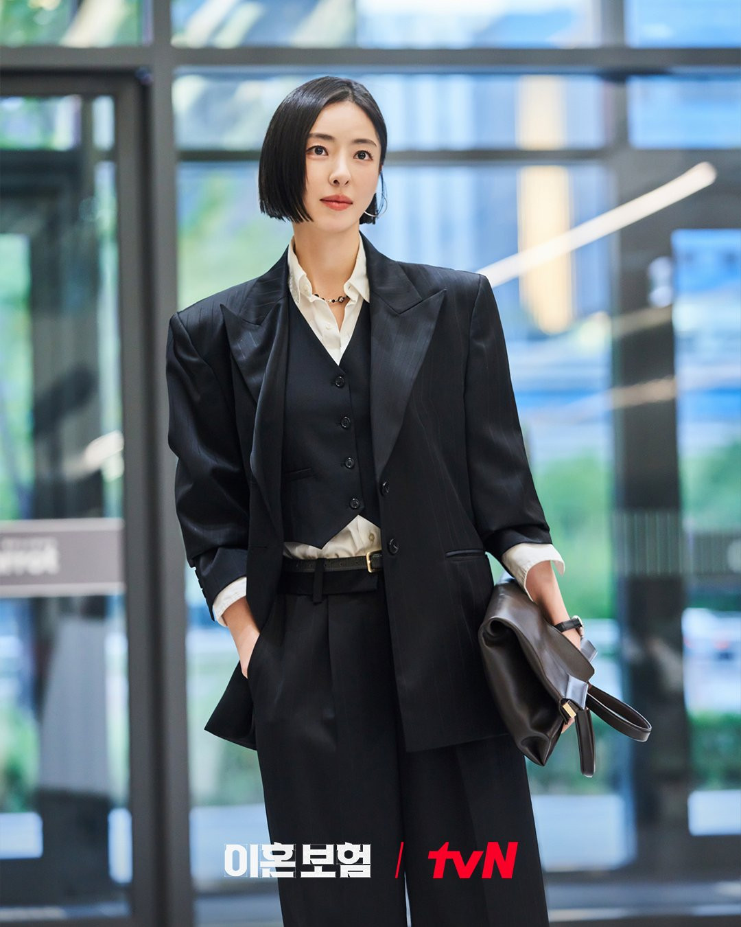 Lee Da Hee sẽ vào vai Jeon Na Rae, vừa là đồng nghiệp của Noh Ki Jun vừa là người vợ cũ đầu tiên của anh. Là một nhà toán học tài chính nhìn thế giới hoàn toàn qua lăng kính đầu tư, Na Rae quyết đoán và tràn đầy tự tin khi đưa ra lựa chọn. Tuy nhiên, sau khi cô gia nhập 'đội đặc nhiệm bảo hiểm ly hôn' của Ki Jun với tư cách là cố vấn định lượng đặc biệt, Na Rae dần dần bắt đầu trải qua những thay đổi trong cuộc sống của mình. "Chủ đề bảo hiểm ly hôn rất khác thường và mới mẻ. Khi đọc kịch bản, tôi nghĩ rằng mỗi tập phim và câu chuyện của các nhân vật trong phim sẽ khiến nhiều người đồng cảm", Lee Da Hee chia sẻ.