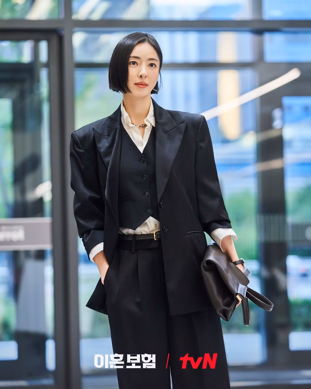 Lee Da Hee sẽ vào vai Jeon Na Rae, vừa là đồng nghiệp của Noh Ki Jun vừa là người vợ cũ đầu tiên của anh. Là một nhà toán học tài chính nhìn thế giới hoàn toàn qua lăng kính đầu tư, Na Rae quyết đoán và tràn đầy tự tin khi đưa ra lựa chọn. Tuy nhiên, sau khi cô gia nhập 'đội đặc nhiệm bảo hiểm ly hôn' của Ki Jun với tư cách là cố vấn định lượng đặc biệt, Na Rae dần dần bắt đầu trải qua những thay đổi trong cuộc sống của mình. "Chủ đề bảo hiểm ly hôn rất khác thường và mới mẻ. Khi đọc kịch bản, tôi nghĩ rằng mỗi tập phim và câu chuyện của các nhân vật trong phim sẽ khiến nhiều người đồng cảm", Lee Da Hee chia sẻ.