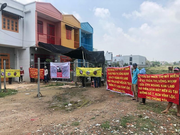 Nạn nhân căng băng rôn để tố cáo nhóm của bà Trần Thị Mỹ Hiền, Trần Thị Hồng Hạnh lừa đảo, chiếm đoạt tiền. Nạn nhân căng băng rôn để tố cáo nhóm của bà Trần Thị Mỹ Hiền, Trần Thị Hồng Hạnh lừa đảo, chiếm đoạt tiền.