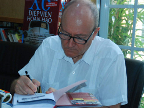 Larry S. Berman ký tặng sách. Larry S. Berman ký tặng sách