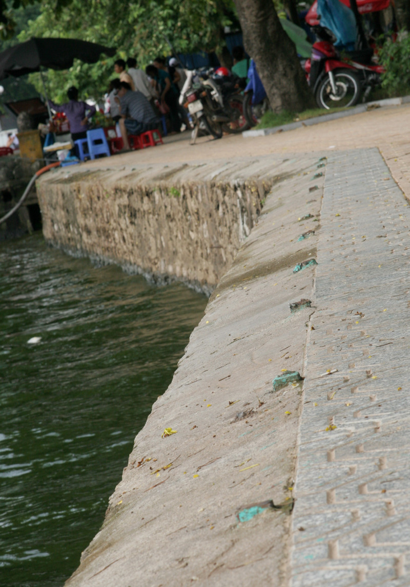 Thậm chí mất hẳn đoạn lan can dài hàng chục mét