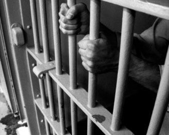 Gã người yêu vào tù, còn cô gái khép mình trong nỗi ám ảnh và những nỗi đau không bao giờ lành