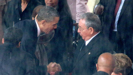 Tổng thống Obama bắt tay Chủ tịch Raul Castro