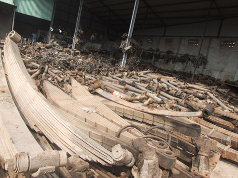 Ngổn ngang sắt vụn