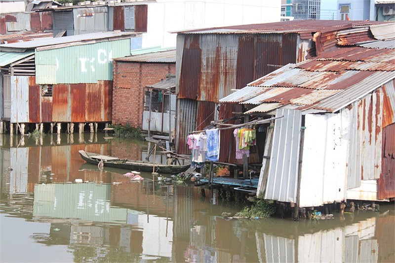 Căn nhà tạm bợ chông chênh trên mặt nước