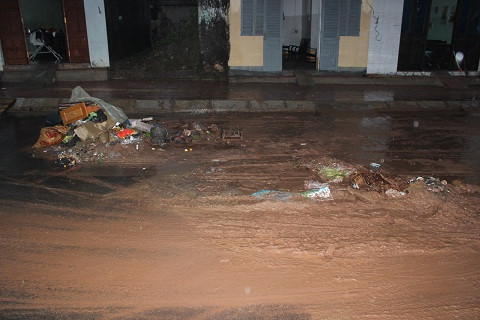 Bùn đất ngổn ngang giữa phố