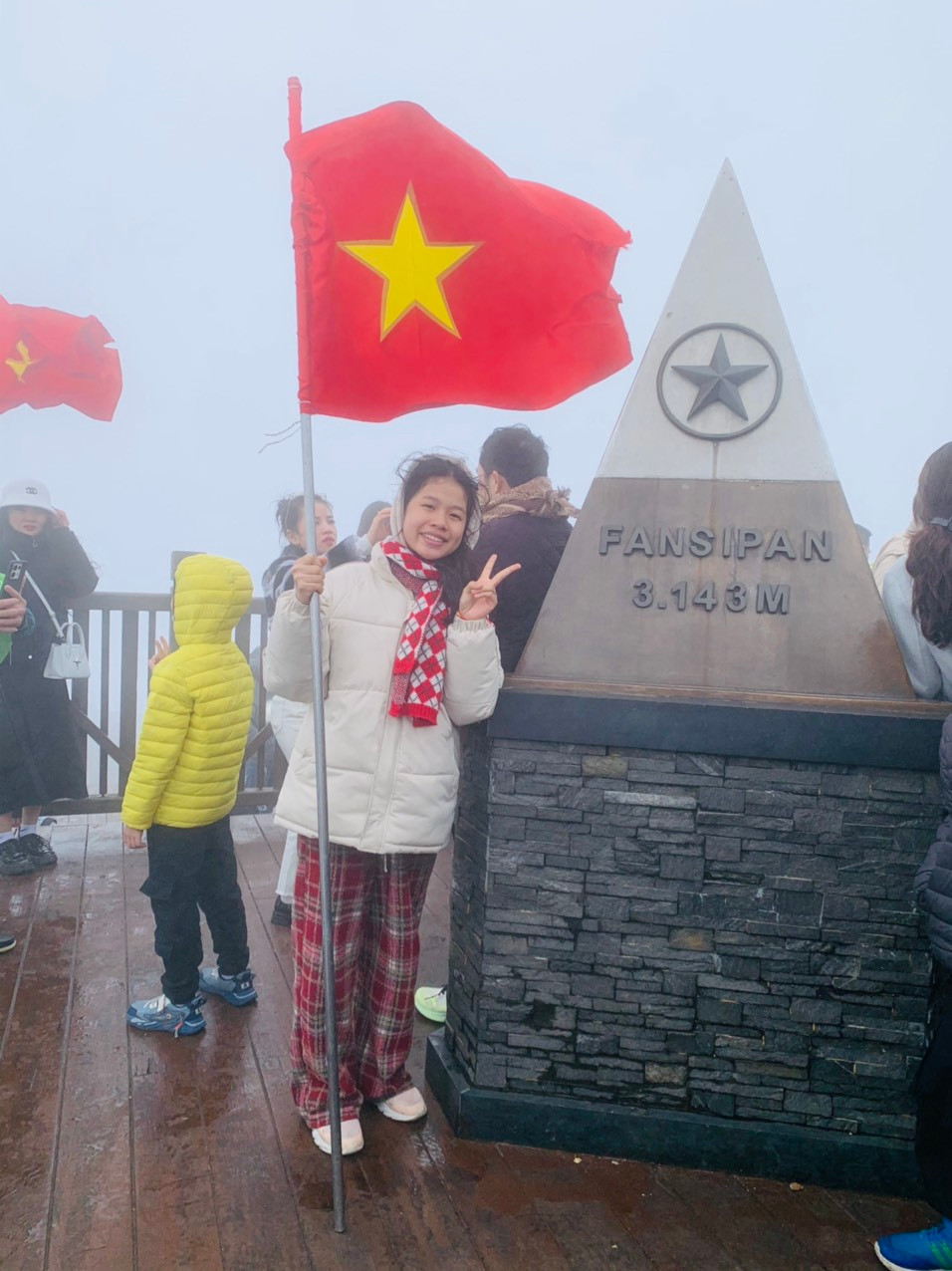 Nhiều em nhỏ thích thú được checkin tại đỉnh Fansipan