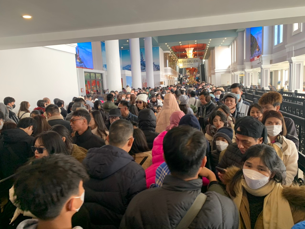 Ga lên đỉnh Fansipan đông nghịt khách