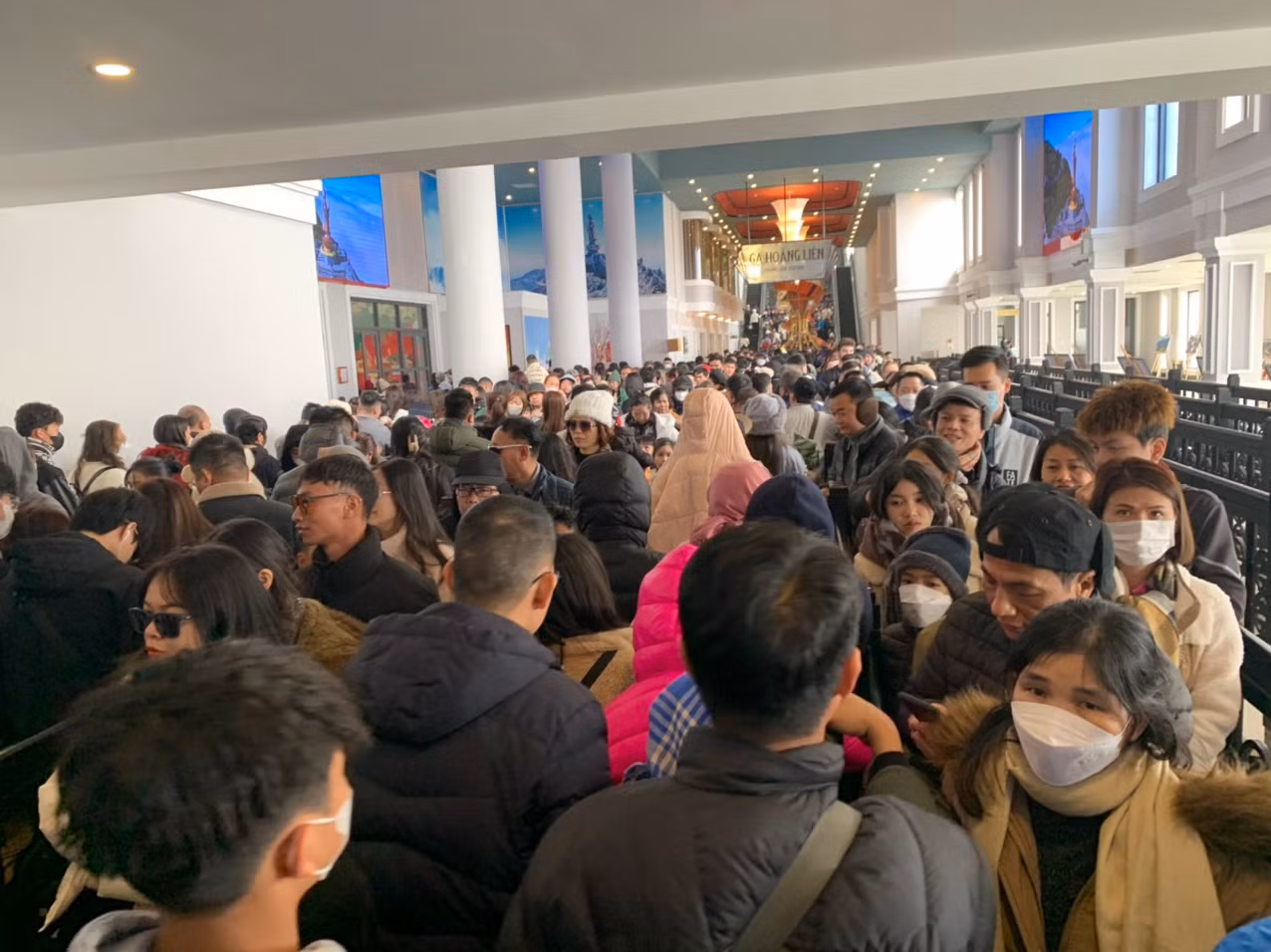 Ga lên đỉnh Fansipan đông nghịt khách Ga lên đỉnh Fansipan đông nghịt khách