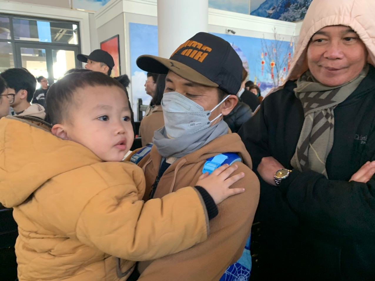 Nhiều gia đình cho con nhỏ đi du xuân đầu năm