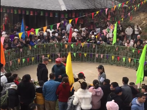 Dê sẽ được thả trong một khoảng trống và quây lại bằng rào hoặc lưới, người chơi bịt mắt bằng một mảnh vải kín và nghe theo sự chỉ dẫn của khán giả, ai bắt được là giành chiến thắng. Trò này không đòi hỏi sức khỏe mà chỉ cần nghe và làm theo lời nhắc của mọi người xung quanh. Tuy có vẻ dễ dàng nhưng để bắt được những chú dê thì người chơi cũng toát mồ hôi.