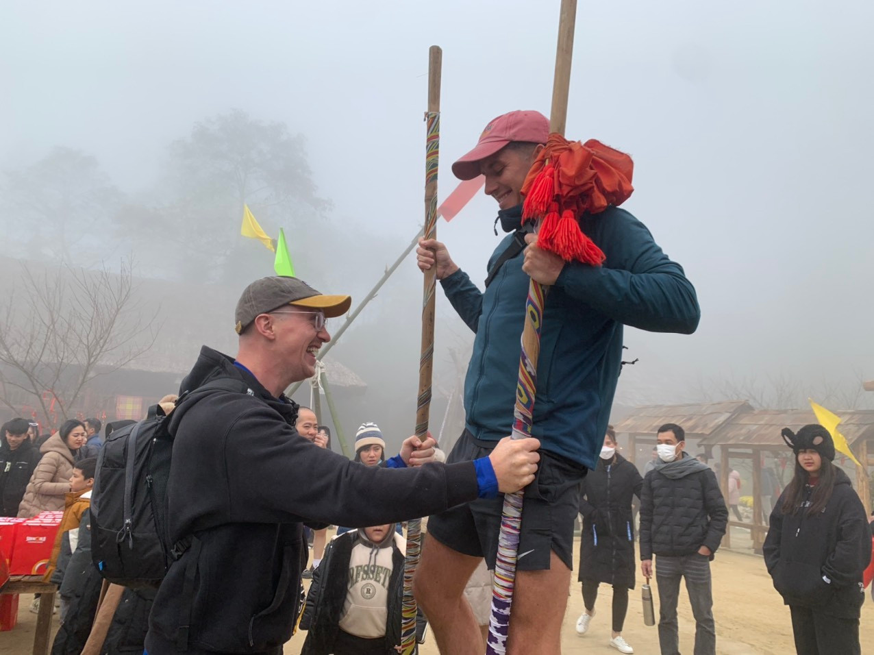 Du khách người nước ngoài thich thú với trò chơi tập thể đi cà kheo