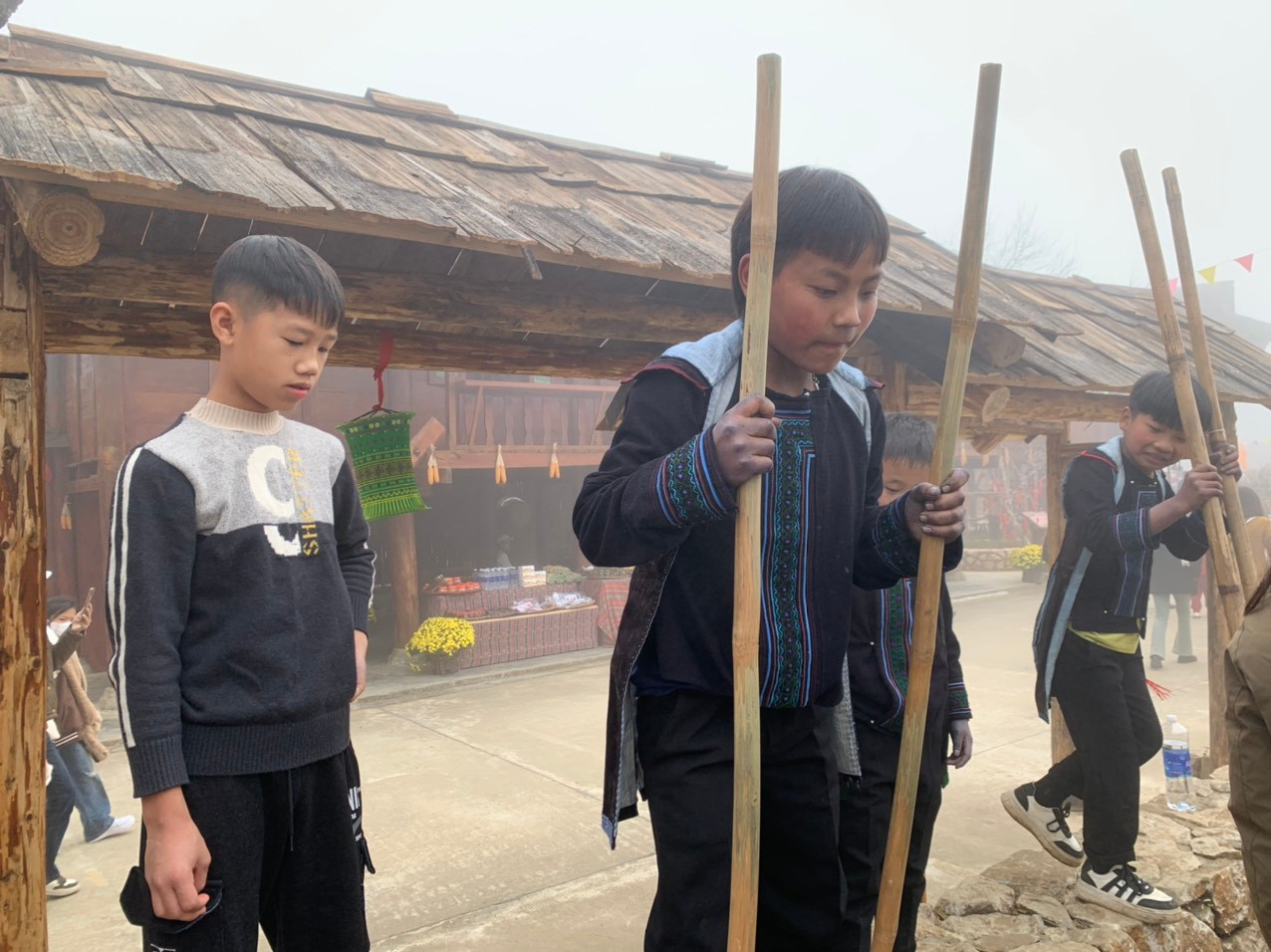 Các em nhỏ người dân bản địa trổ tài đi cà kheo