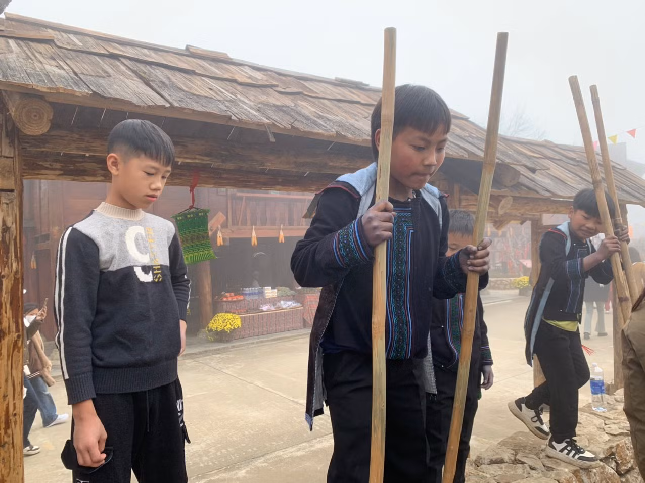 Các em nhỏ người dân bản địa trổ tài đi cà kheo Các em nhỏ người dân bản địa trổ tài đi cà kheo