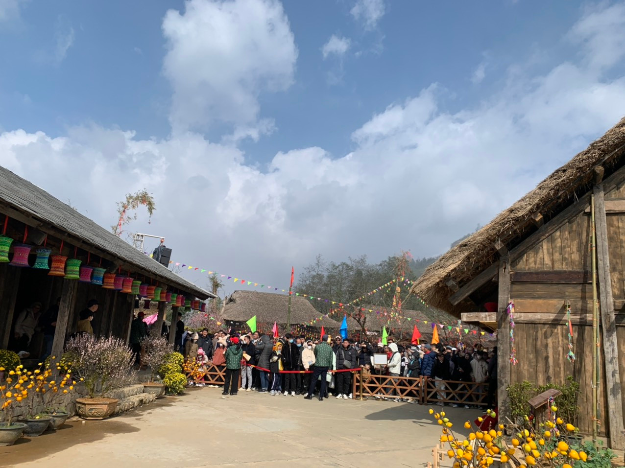 Đông nghịt khách đợi chờ