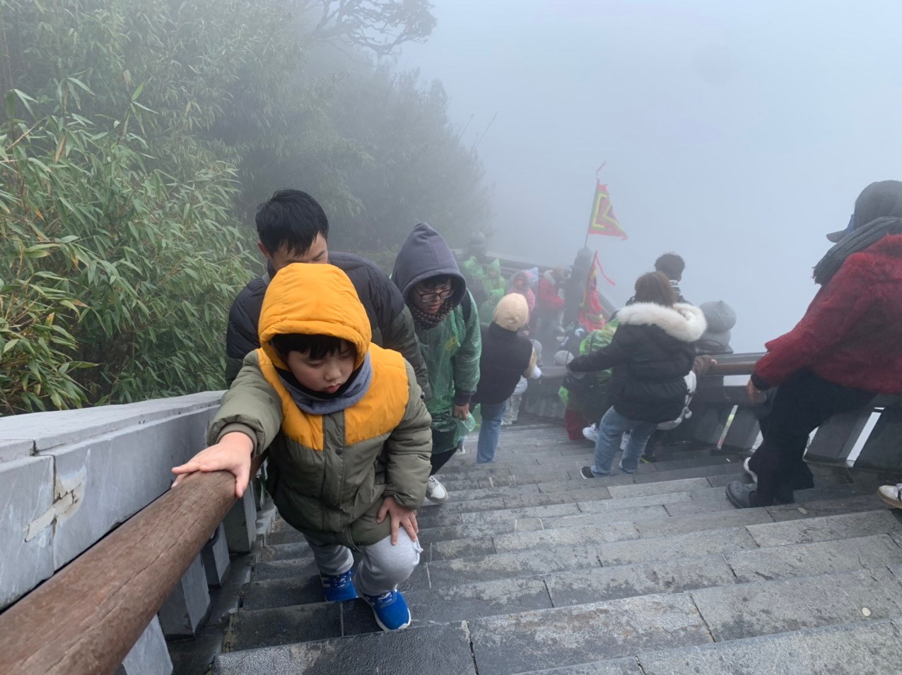 Nhiều bố mẹ cho con đi bộ lên đỉnh Fansipan chứ không lựa chọn đi tàu hỏa