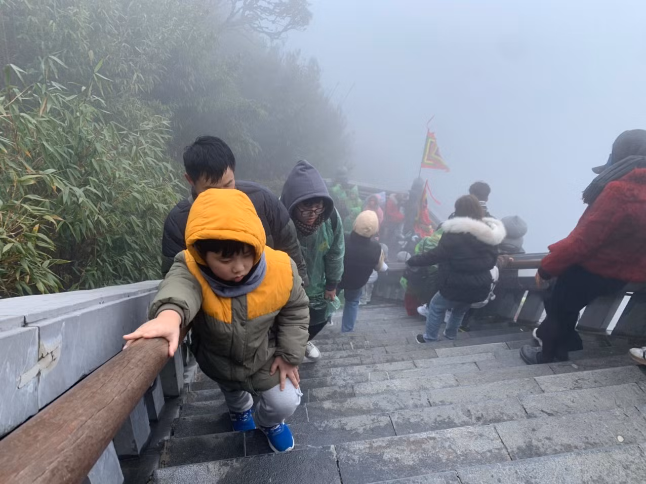 Nhiều bố mẹ cho con đi bộ lên đỉnh Fansipan chứ không lựa chọn đi tàu hỏa Nhiều bố mẹ cho con đi bộ lên đỉnh Fansipan chứ không lựa chọn đi tàu hỏa