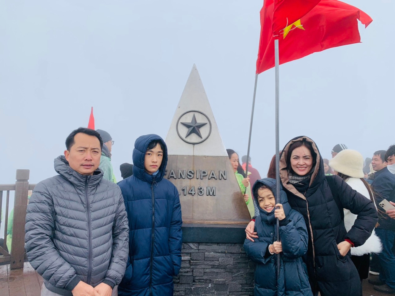 Nhiều gia đình đi du xuân checkin tại đỉnh Fansipan