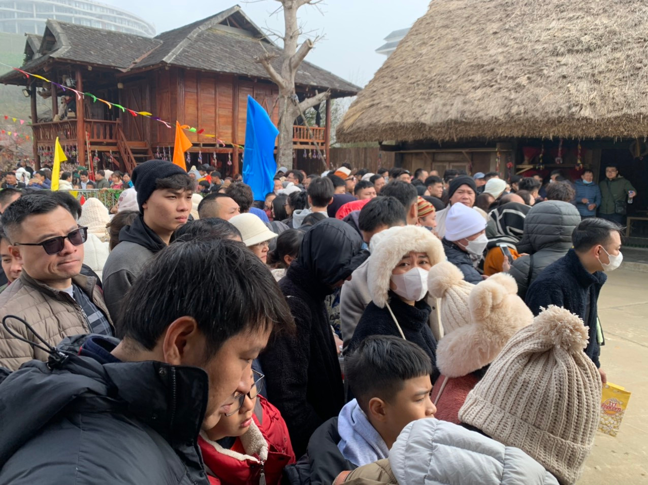 Vào dịp Tết Giáp Thìn năm nay, Hội Xuân "Mở Cổng trời Fansipan 2024" ở Sa Pa tái ngộ du khách thập phương với nhiều hoạt động, trải nghiệm mới mẻ, hấp dẫn. Ngoài không gian mùa xuân rộn ràng mang đậm sắc xuân Tây Bắc, Lễ hội còn có nhiều tiểu cảnh, đại cảnh ấn tượng, rực rỡ, mang không khí tưng bừng của mùa xuân và thông điệp may mắn, an lành dịp đầu năm mới đến với du khách thập phương.