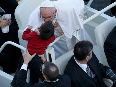 Giáo hoàng hôn một em bé trước lễ nhậm chức ngày 19/3. Ảnh: getty images