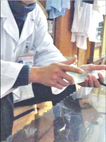 Bác sỹ Phong nhận tiền của chị N.T.T nói là để “cảm ơn giám đốc”. Bác sỹ Phong nhận tiền của chị N.T.T nói là để “cảm ơn giám đốc”