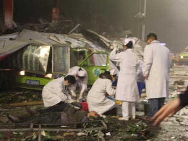 Các bác sĩ có mặt tại hiện trường để cứu thương