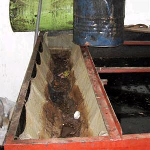 Lưới lọc cặn dầu ăn trước khi vào bể lắng. Ảnh: ANTĐ