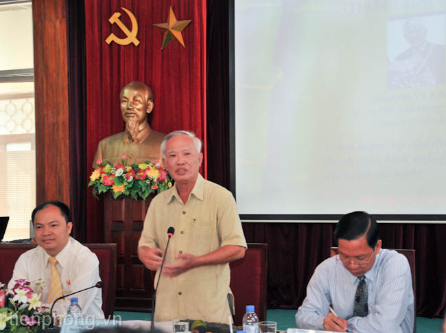 Nguyên Phó Thủ tướng Vũ Khoan trao đổi với các bạn thanh niên, sinh viên tại buổi giao lưu. Nguyên Phó Thủ tướng Vũ Khoan trao đổi với các bạn thanh niên, sinh viên tại buổi giao lưu.