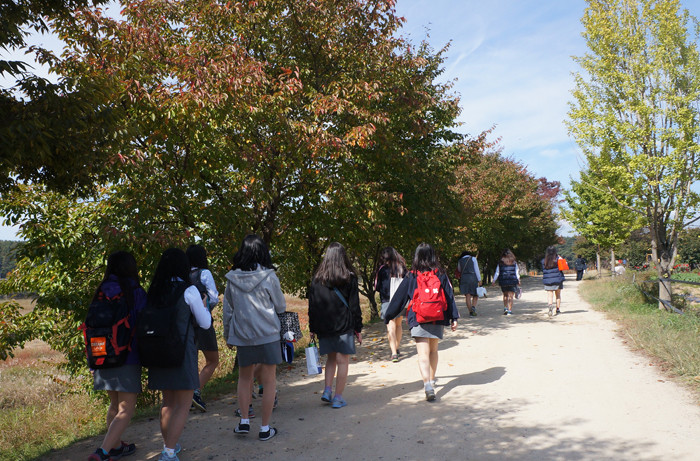 Học sinh trung học Hàn Quốc trong một buổi dã ngoại lên miền núi vào những ngày đầu tiên của mùa thu 2013. Học sinh trung học Hàn Quốc trong một buổi dã ngoại lên miền núi vào những ngày đầu tiên của mùa thu 2013