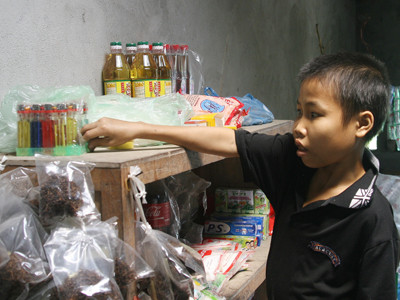 Bắc giúp mẹ bán hàng tạp hóa