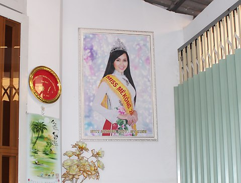 Bức ảnh ngày Mỹ Xuân đăng quang được mẹ cô treo ngay trước cửa nhà. Ảnh: Bình Nguyên