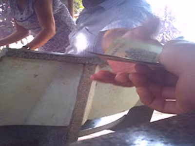 Kiểm lâm Toàn nhận tiền. (Ảnh cắt từ clip) Ảnh: DĐ