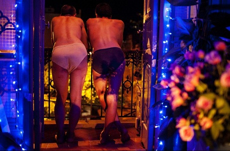 Hải và Yến đã yêu nhau 13 năm. Họ cùng hút thuốc và tán gẫu trên ban công. Cặp đôi này cũng đã sống chung với HIV 10 năm