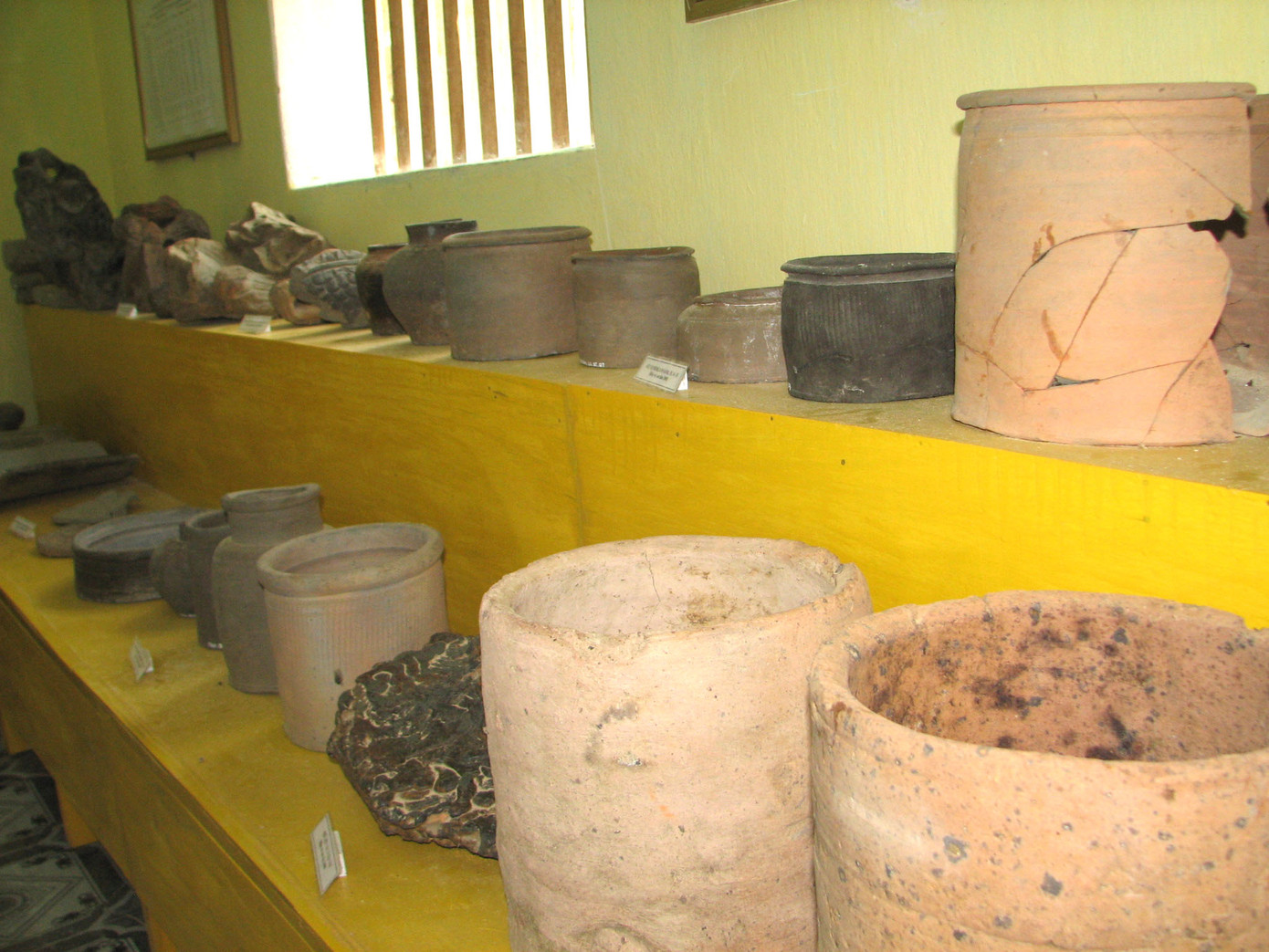 Một số hiện vật gốm phát hiện tại thành nhà Hồ