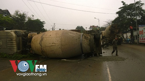 BẢN TIN ATGT: Xe tải mở cửa bất cẩn khiến nam sinh chết oan ảnh 1