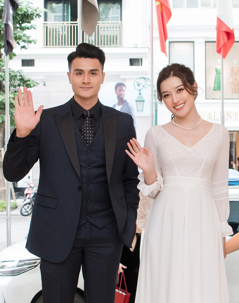 Á hậu Huyền My diện bộ váy trắng thanh lịch và quyến rũ, rạng rỡ bên anh chàng siêu mẫu điển trai.