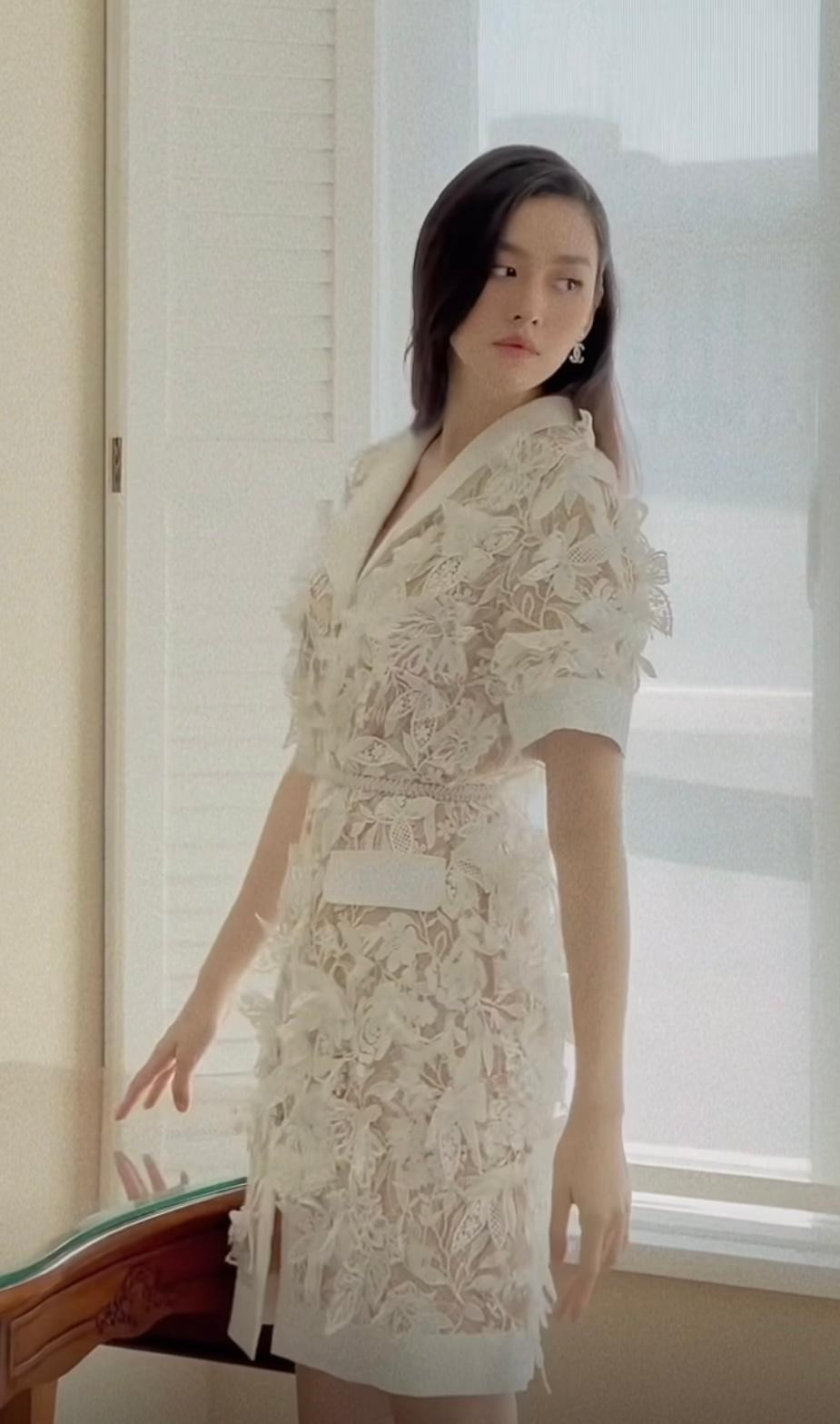 Á hậu Miss World Vietnam 2019 khoe vẻ thanh lịch khi diện chiếc đầm ren màu trắng tinh khiết.